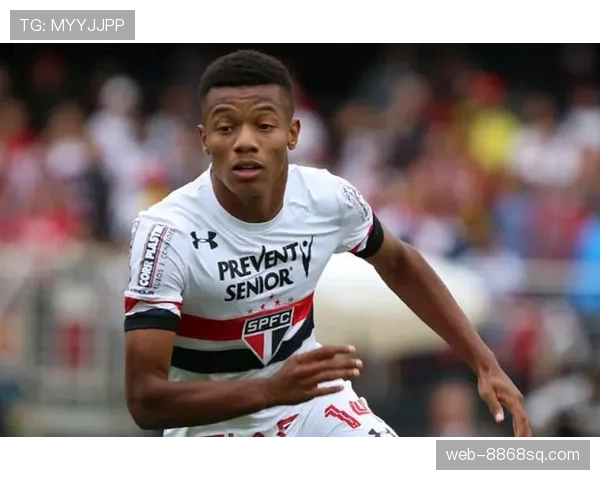 桑乔与马赫雷斯在边路推进中出现倾向分散趋势