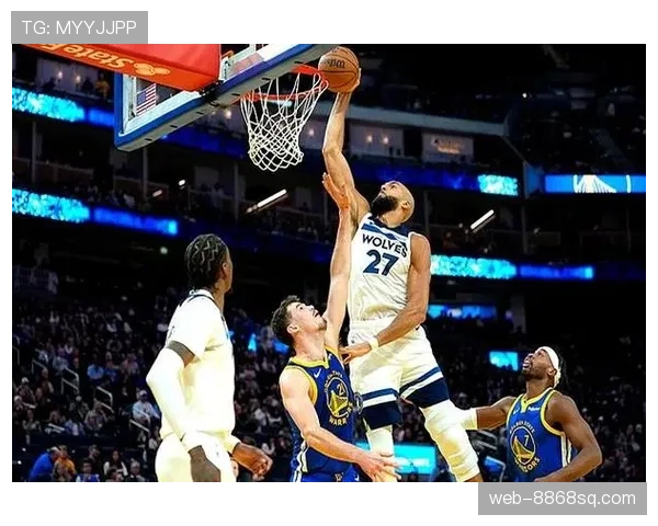 戈贝尔利用挡拆防守拉开空间提升球队篮板控制效率